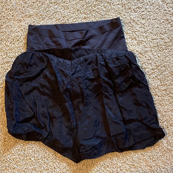Black maternity shorts with from pockets - Picture 3 of 5